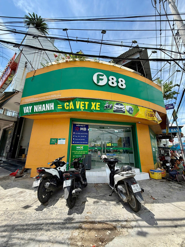 Nhân viên F88 hỗ trợ tại phòng giao dịch 262 Hùng Vương