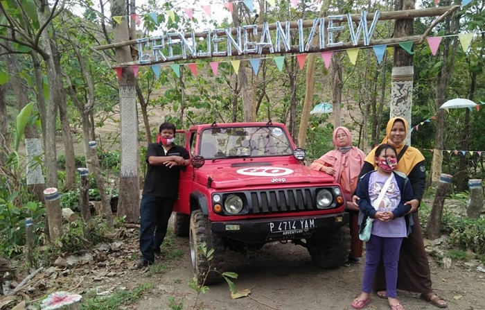 Pegnunjung menikmati wisata jeep di Patiayam Adventure, Kudus, Jawa Tengah.
