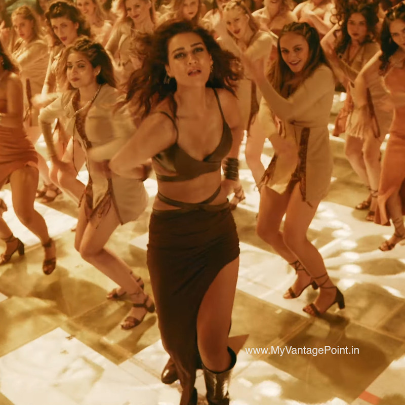 pics-of-kriti-sanon-in-hum-aaye-hai-song-from-ganapath-movie