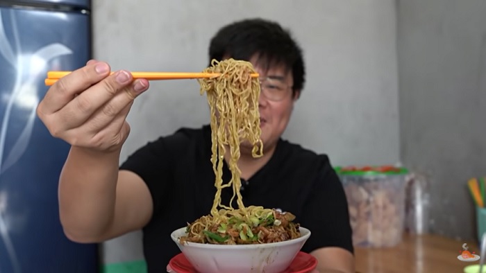 Felix saat menikmati Mie Ayam Sejoli.