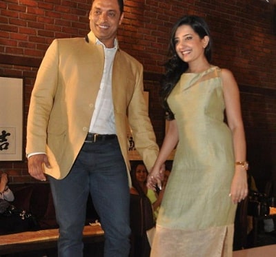 Shoaib Akhtar with his wife