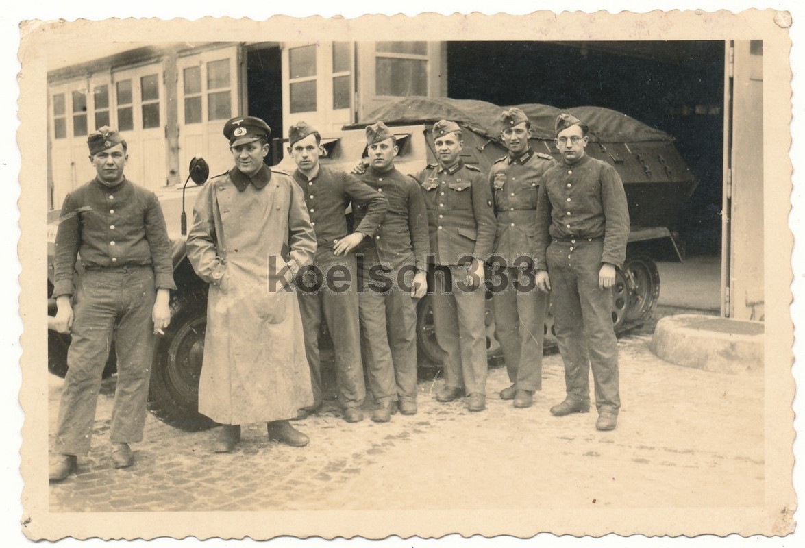 Foto Soldaten der Wehrmacht vor Schützenpanzer P