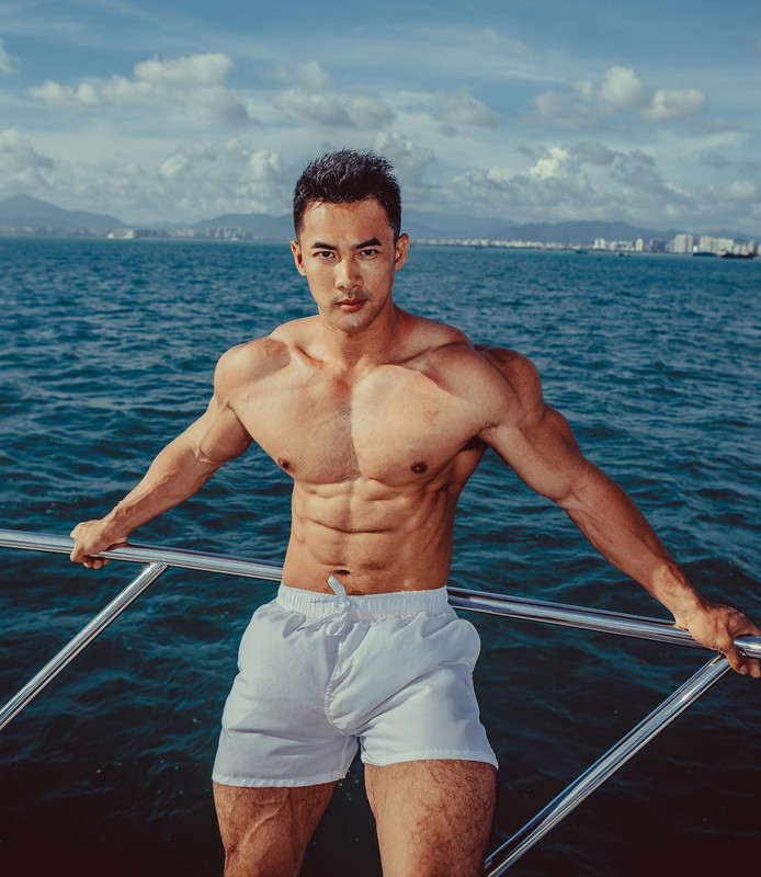 Photo by 洪晓龙bruce on October 19, 2023. May be an image of one or more people, biceps, people bodybui