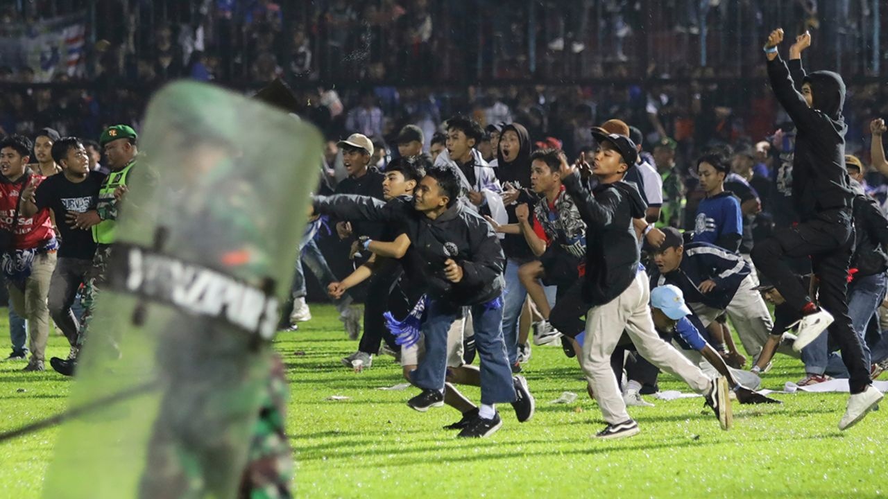 Asciende a 174 muertos tras aglomeración en partido de fútbol de Indonesia