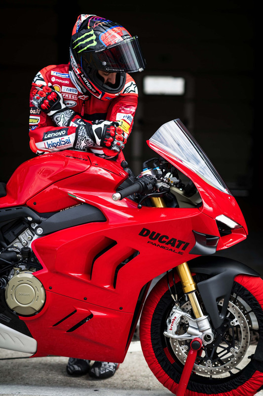 Фотографии Ducati Panigale V4 2022