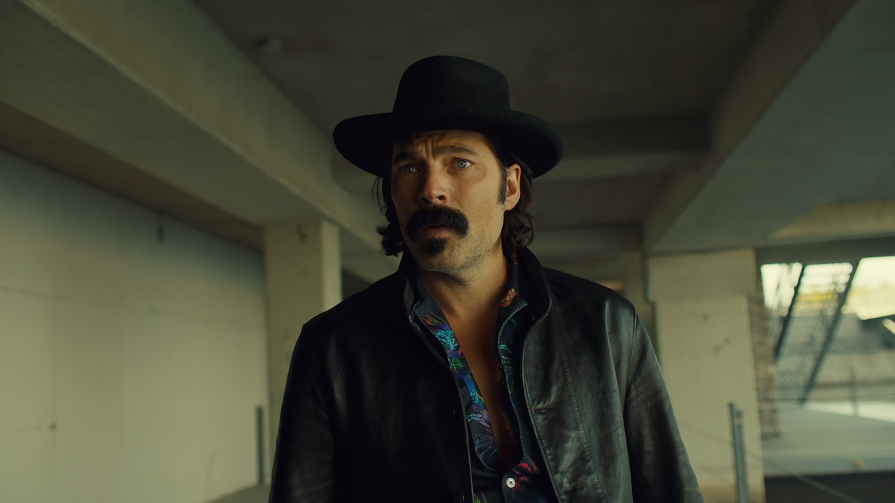 Wynonna.Earp.S04E11.Better.Dig.Two.1080p.10bit.BluRay.AAC5.1.HEVC-Vyndros.mkv_snapshot_21.16_[2022.0