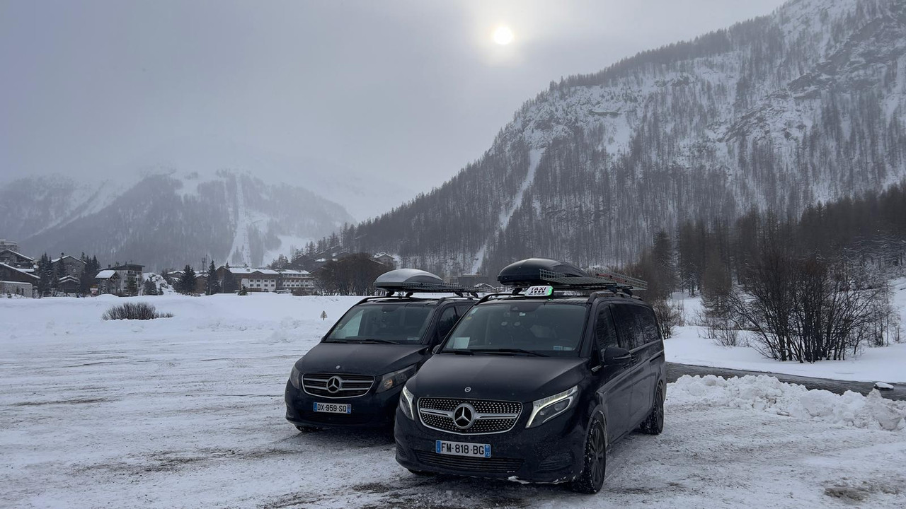 Taxi sur route de montagne