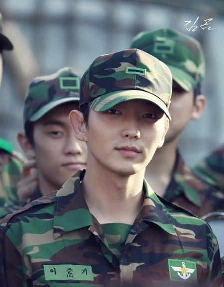 Lee Joon Gi adalah aktor, model, dan penyanyi Korea Selatan yang menjadi populer setelah bermain badut kerajaan dalam film 'The King and the Clown' pada 2005.