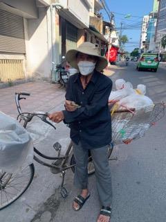 Phát tiền cho những người bán vé số 4