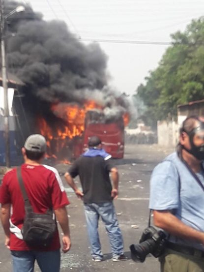 Violentos opositores venezolanos quemaron unidad de transporte público en Táchira Trans2302195-415x553