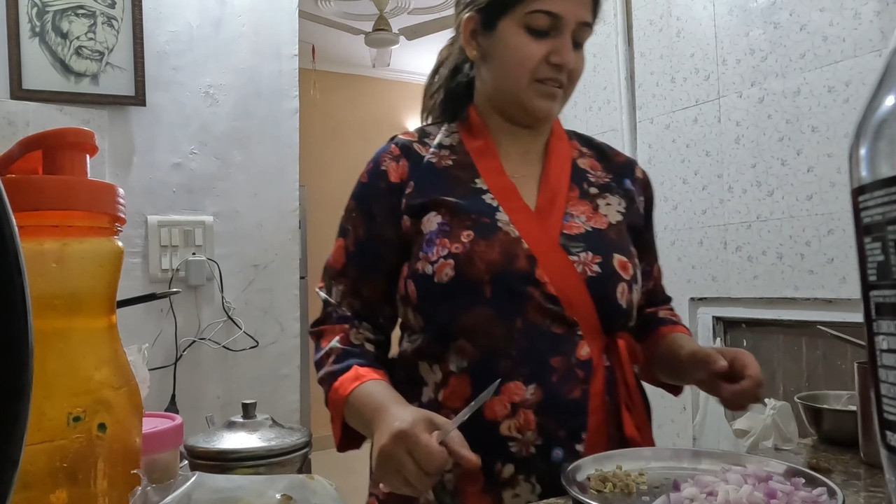 Fleshy Punjabi lady sexy thighs and panty show in dailywear.mp4_snapshot_00.17.336