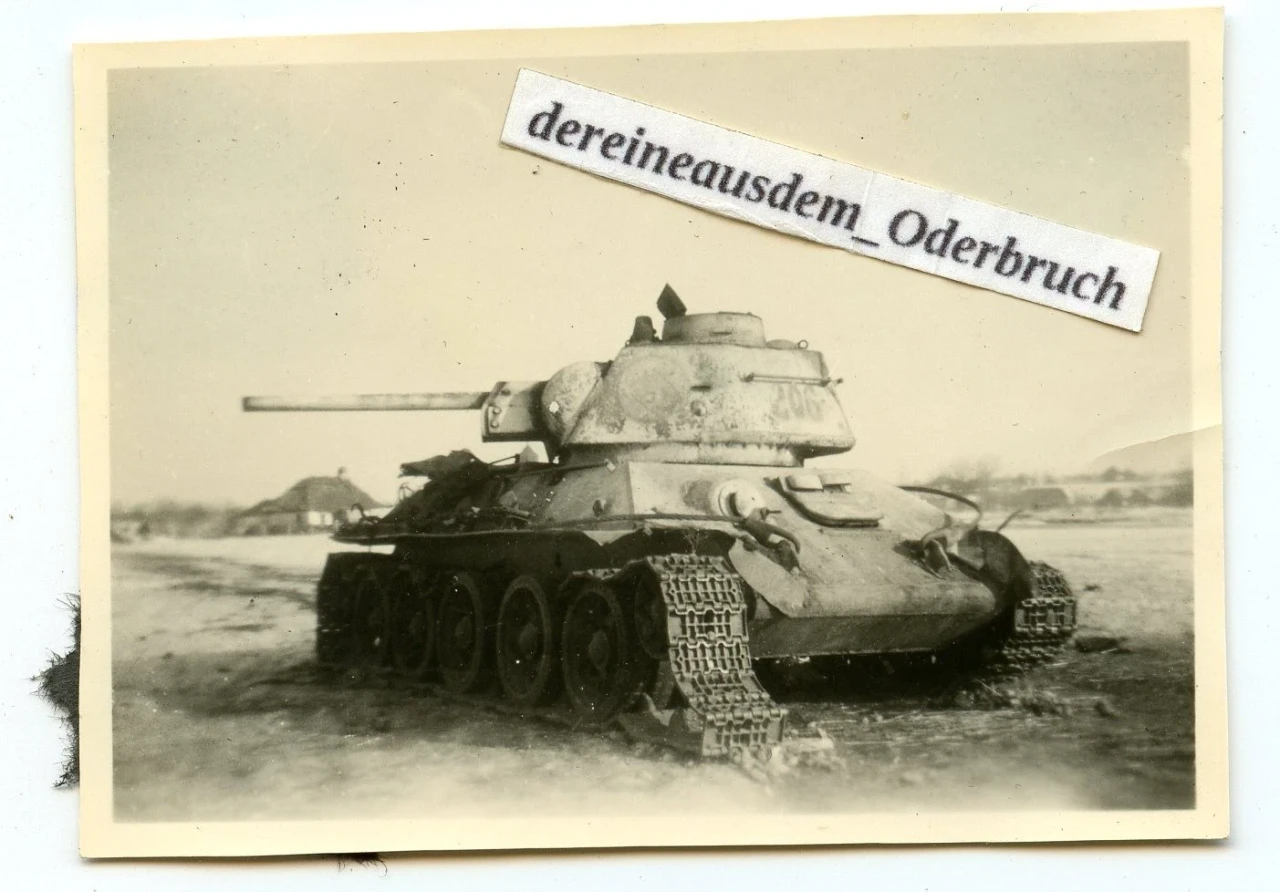 A47 Foto WH im Osten an der Front HKL zerstörter russ T 34 Panzer Tank