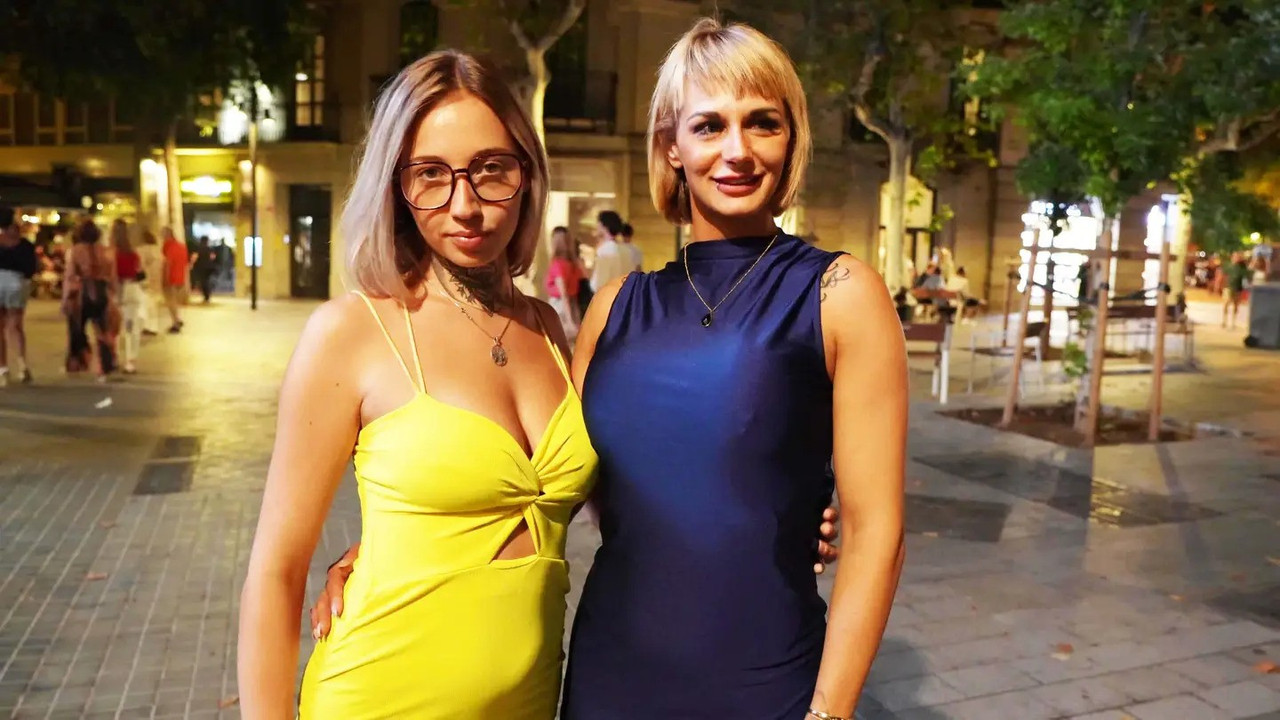 JacquieEtMichelTV 24 12 03 Queen, Endy, 39, enjoys himself with a special guest