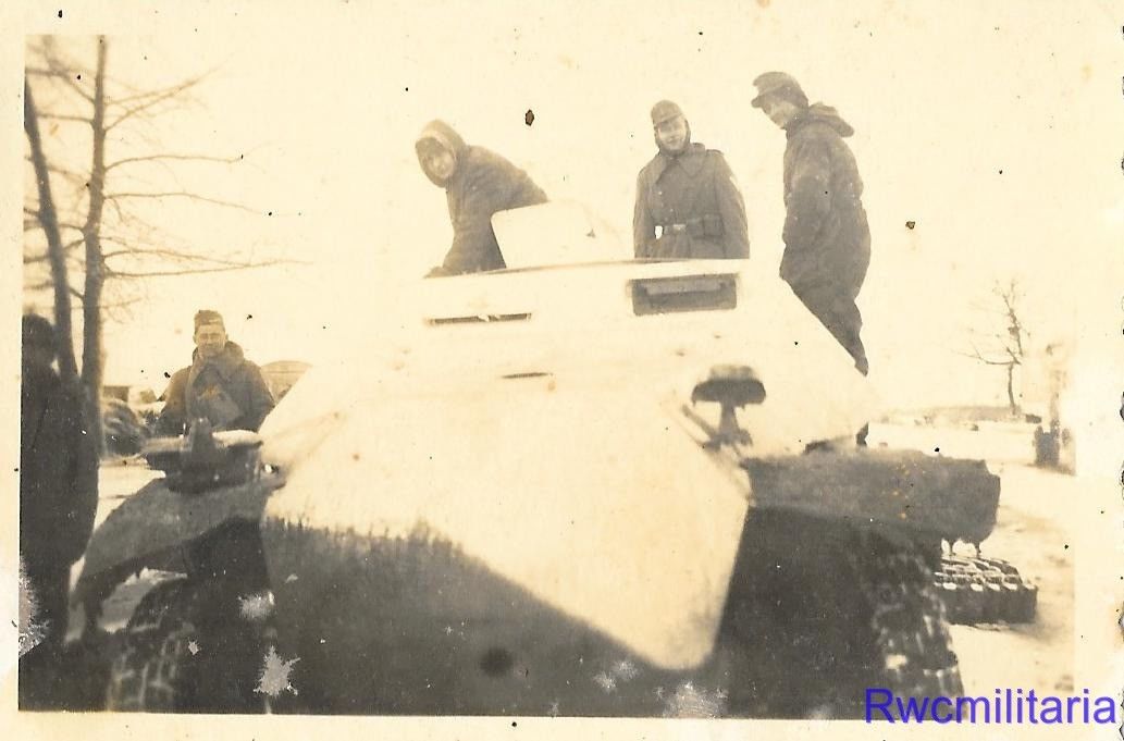 German Troops in Winter  SdKfz.251 Schützenpanze