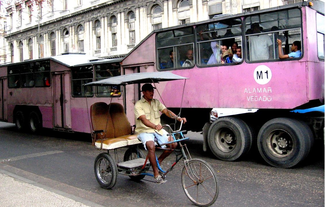 Photos Buzz - Page 31 Cuba-bus-semi-remorque