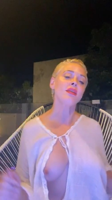 Rose-Mc-Gowan-Titty-Flash-1