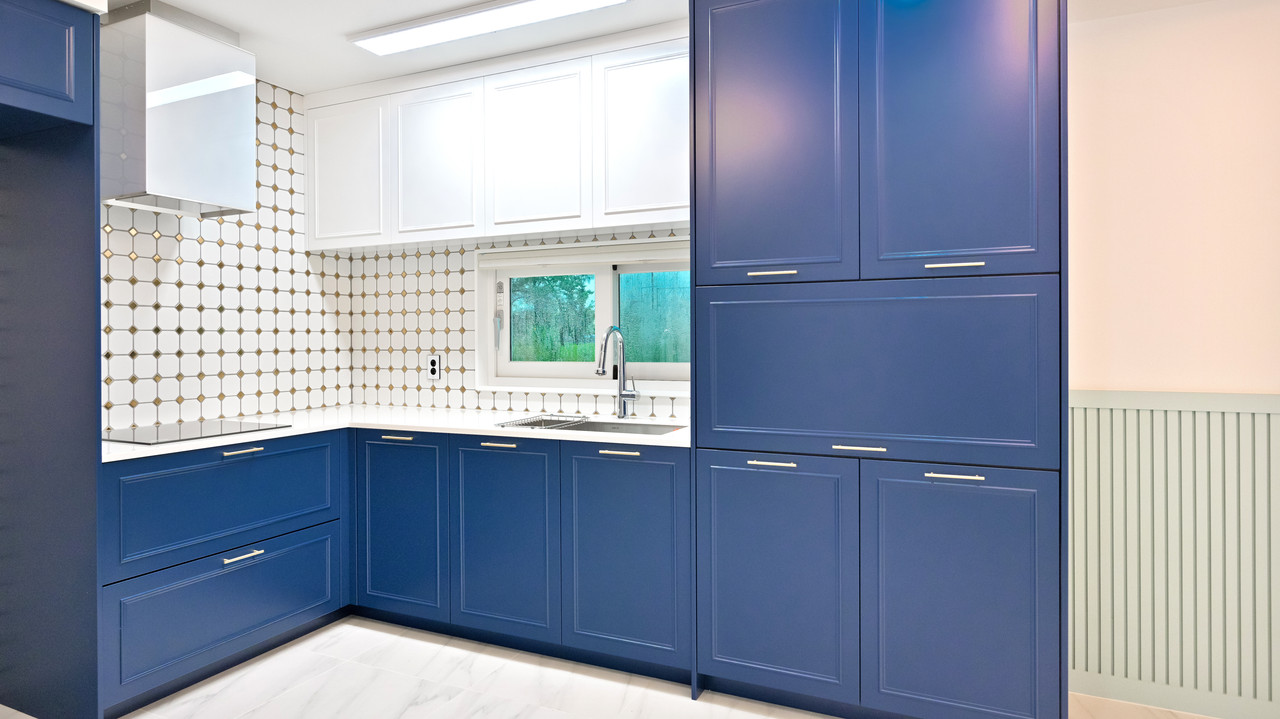 Blue Classic L-Shaped Kitchen Design with Glossy Acrylic Finish