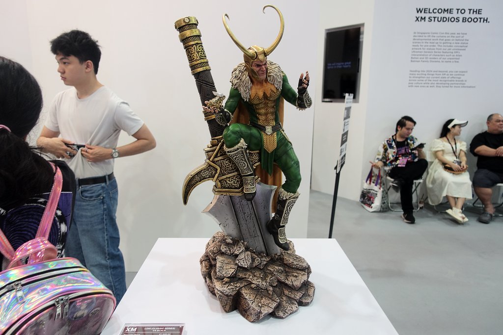 Premium Collectibles : Loki 1/4 Statue  1