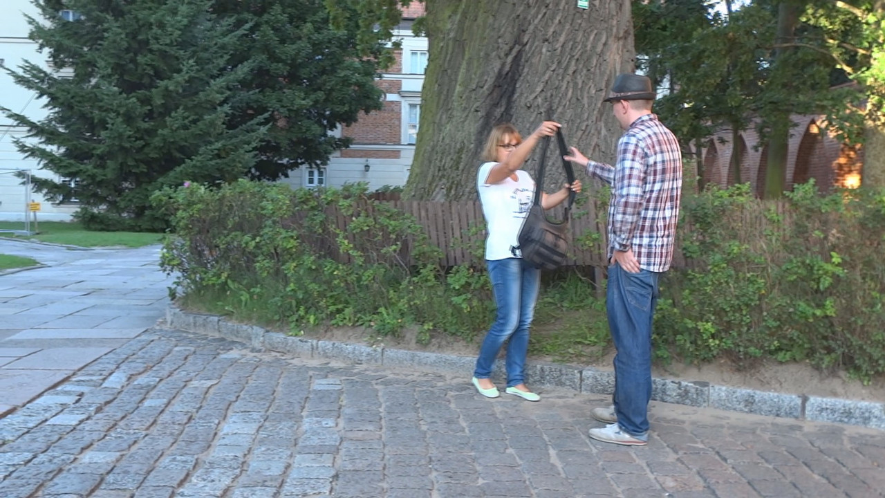 33.36 - Scenku na katedralnym dziedzińcu_003636