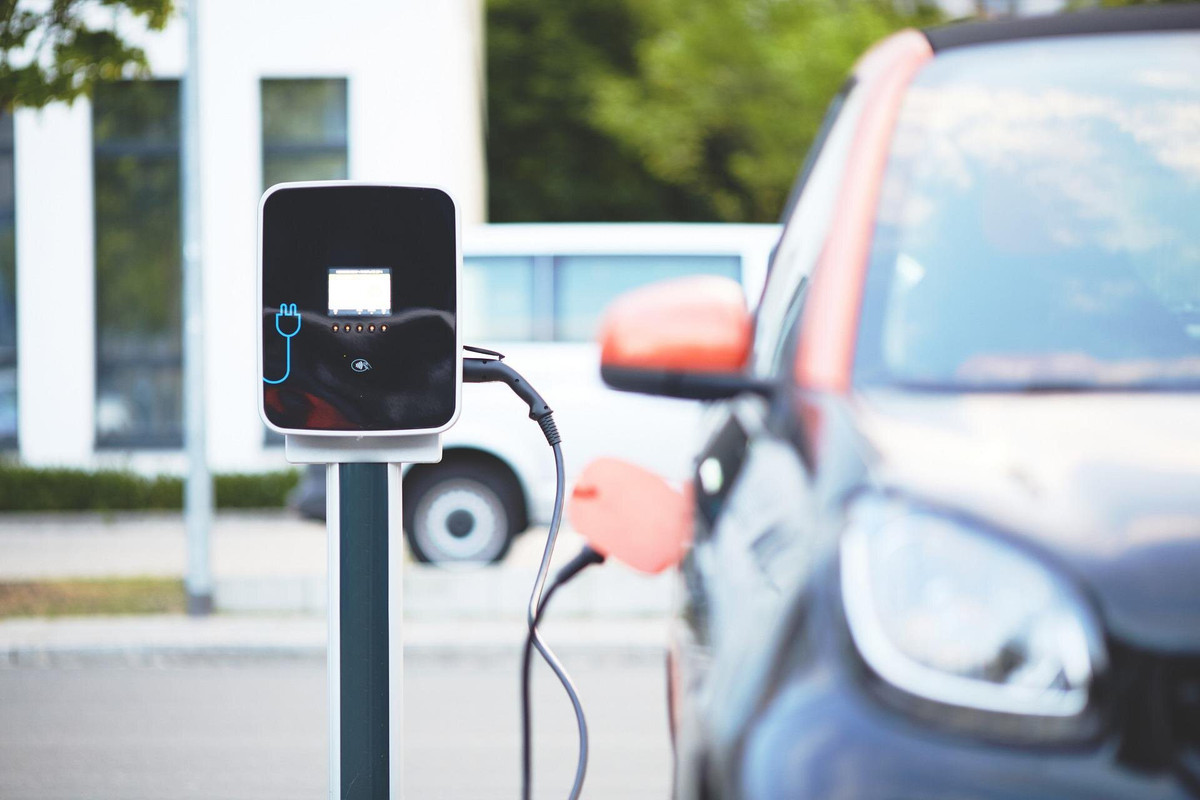 electric-car-charging-1665723261285-166572326220474511219.jpg