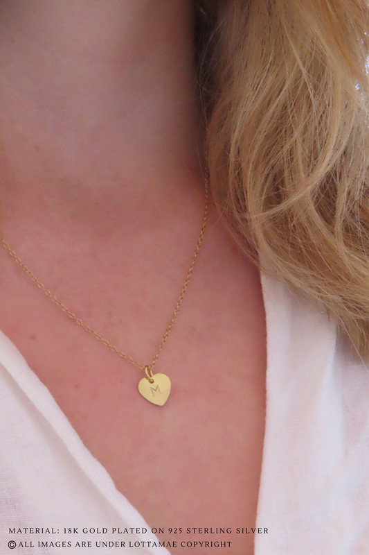 Este delicado collar de corazón personalizable es la forma perfecta de mostrar tu personalidad. Fabricado en plata de ley 925 y chapado en oro de 18 quilates, este collar atraerá todas las miradas allá donde vaya. La inicial que elijas se estampará a mano en el disco, convirtiéndolo en una pieza de joyería totalmente única que podrás lucir con orgullo. Tanto si eliges tu propia inicial como un recuerdo especial de alguien cercano, este collar es una forma maravillosa de expresar quién eres. Perfecto para llevar a diario, añadirá un toque de elegancia a cualquier atuendo. Añade hoy mismo a tu colección esta hermosa pieza de joyería personalizada.