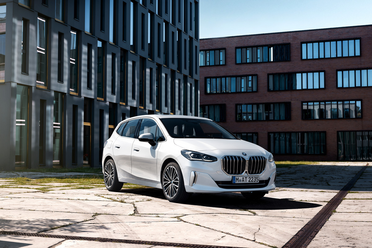 P90437735_highRes_the-all-new-bmw-223i