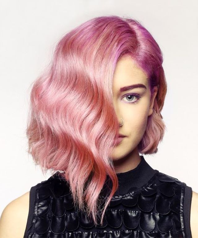 asimetrična, talasasta, pastelno roze paž/bob frizura