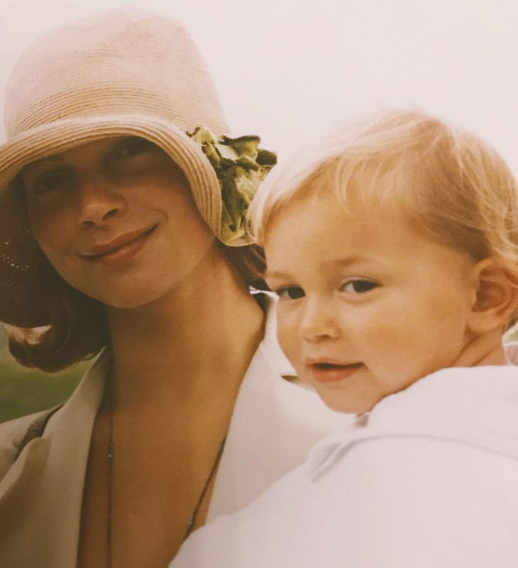 Potret Hailey Baldwin saat kecil yang digendong oleh ibunya.