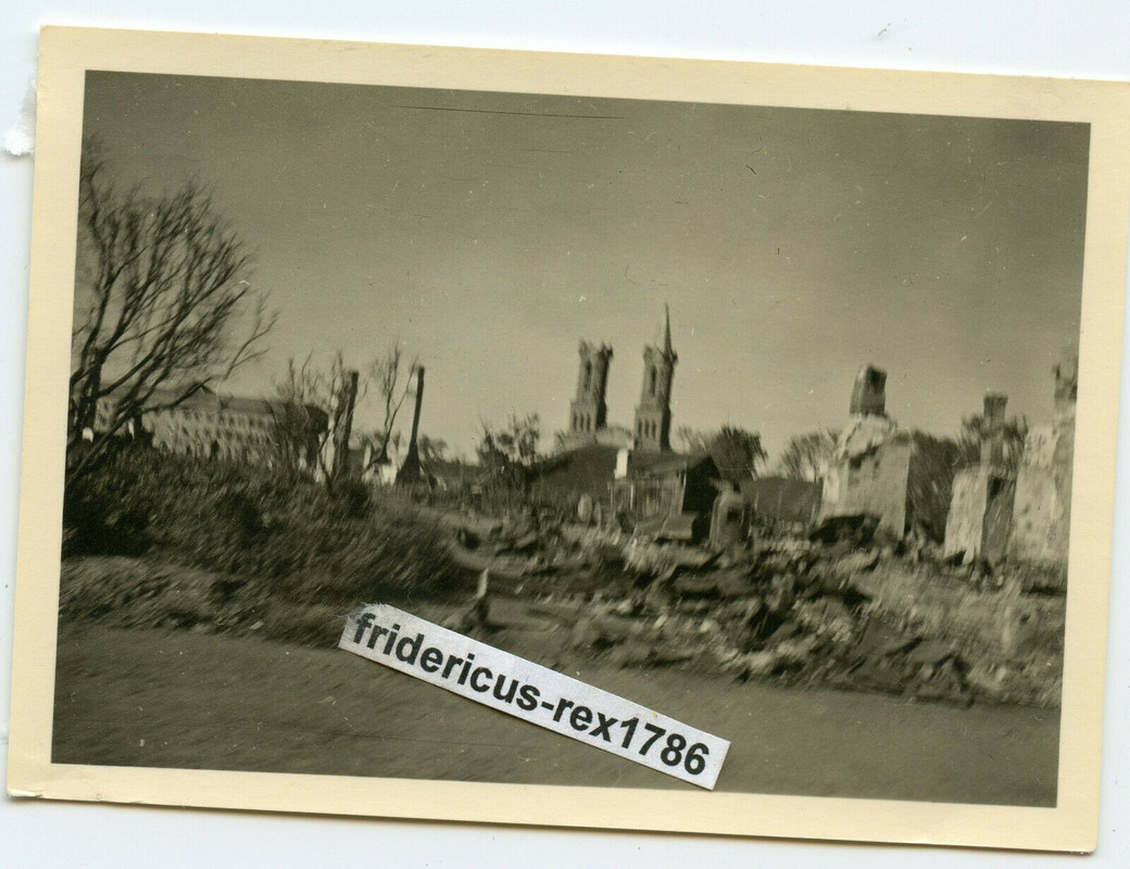Foto Ostfront Beob -Bat.Pz 331 der 6.Pz. Div. im zerstörten Witebsk Sept. 1941