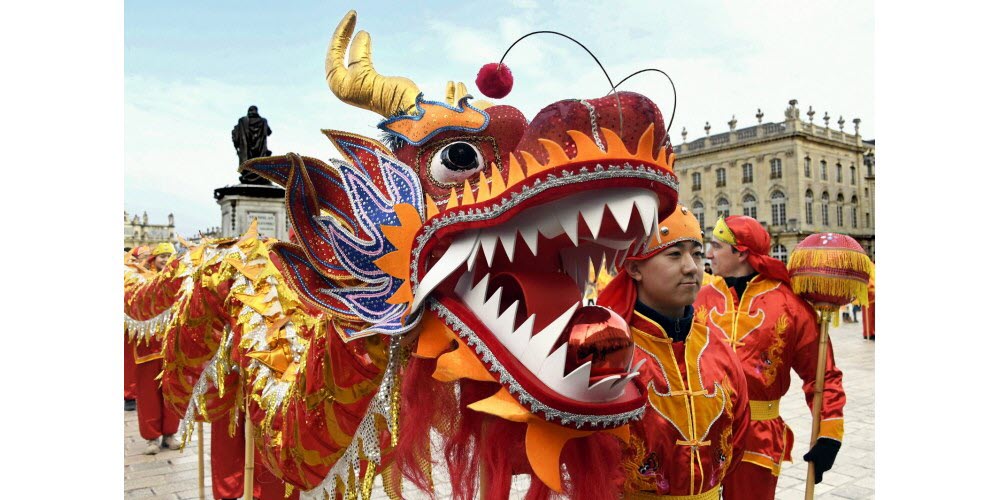 https://i.postimg.cc/5tTPKpLW/les-danses-des-dragons-et-des-lions-sur-la-place-stanislas-a-nancy-lors-du-nouvel-an-chinois-photo-c.jpg