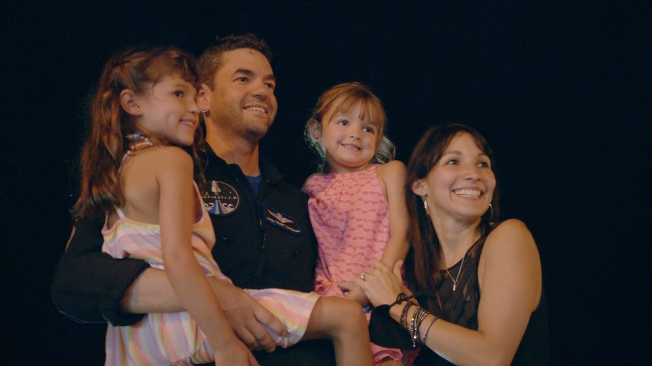Inspiration4 - 11 - Jared, sus nenas y su señora al regreso