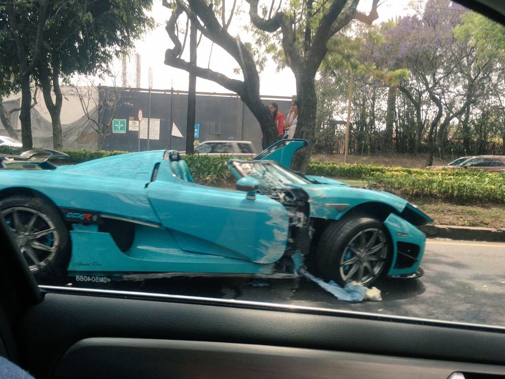 Chocan automóvil con valor de 6 millones de pesos en Toluca