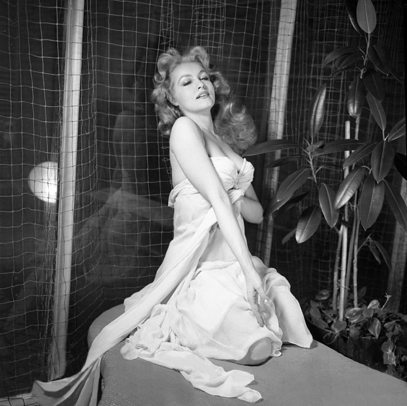 Julie_Newmar_mb71