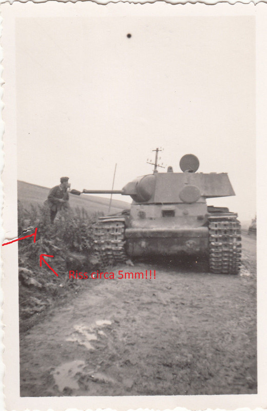 Wehrmacht Rußland schwerer russischer Panzer KW-1 wird untersuch