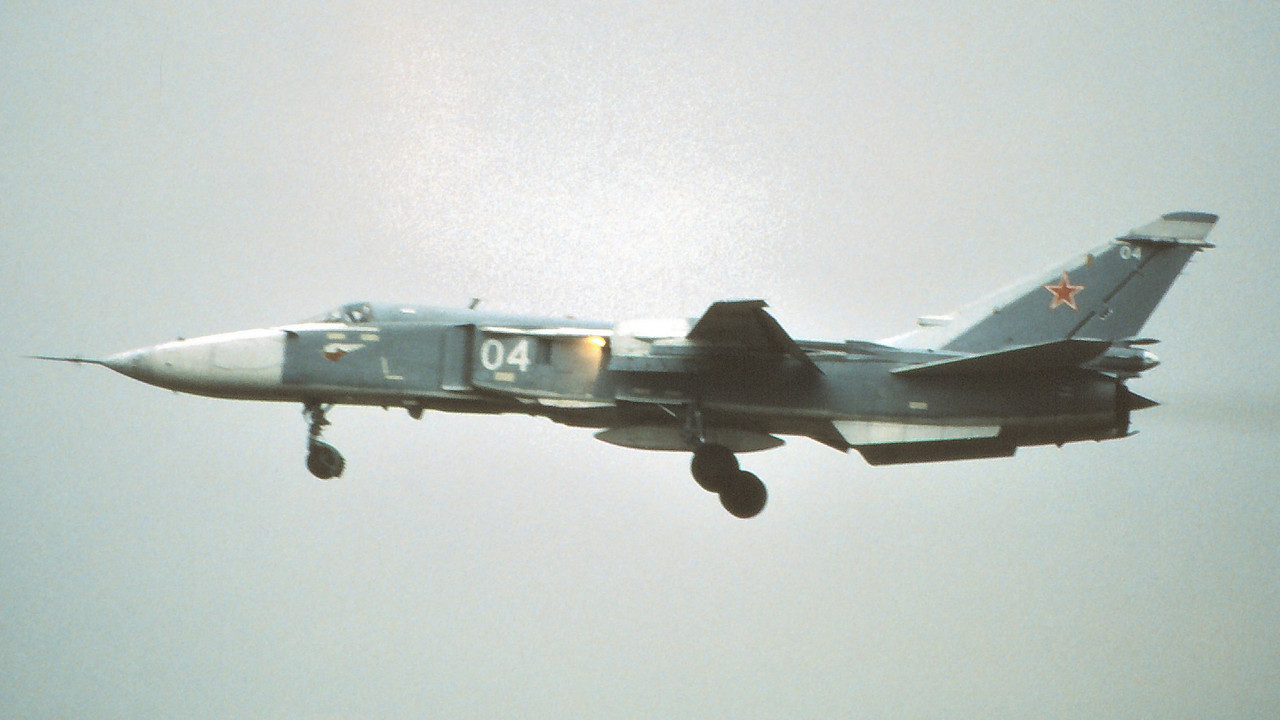 11 ORAP Su-24MR 04 White_0515324