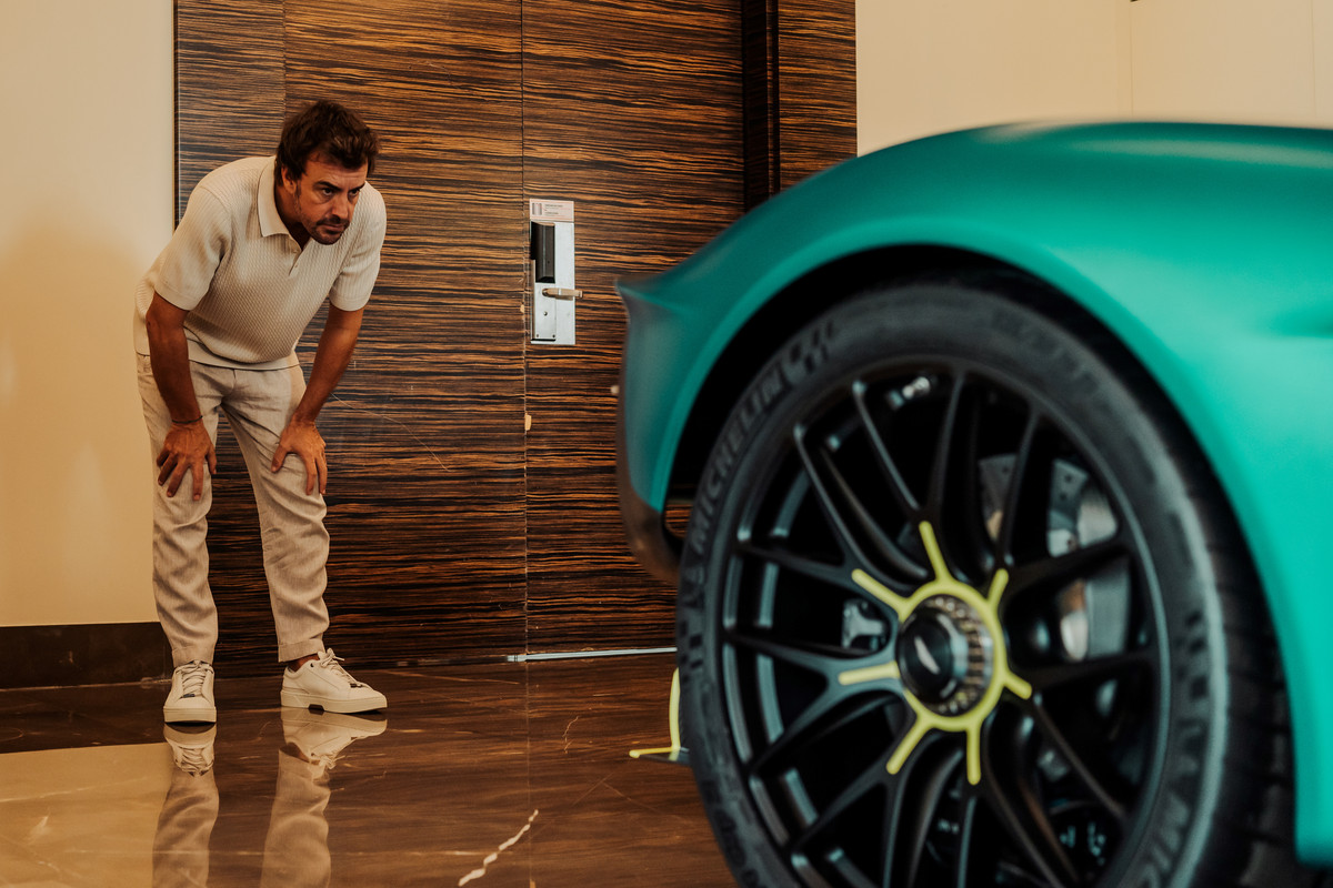 AstonMartinValkyrie_FernandoAlonso_07