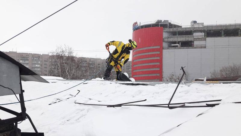 Очистка крыши от снега и наледи на объекте в Самаре: работа с ограждением зоны и контролем сброса