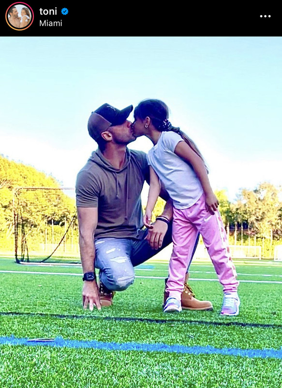 Toni Costa genera polémica al besar a su hija en la boca