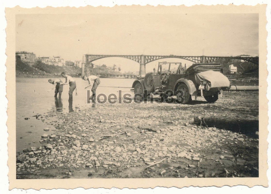 Foto Flak Soldaten waschen sich in der Düna  Küb