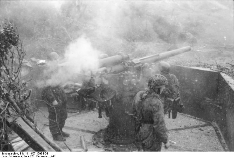 Disparo de un Cañón de 75 46 CA Modelo 34 por tropas alemanas en el Monte Circeo, Italia, en 1943