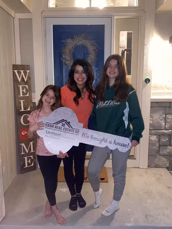 Amanda Cash Realtor with family closing day Missouri Kansas
