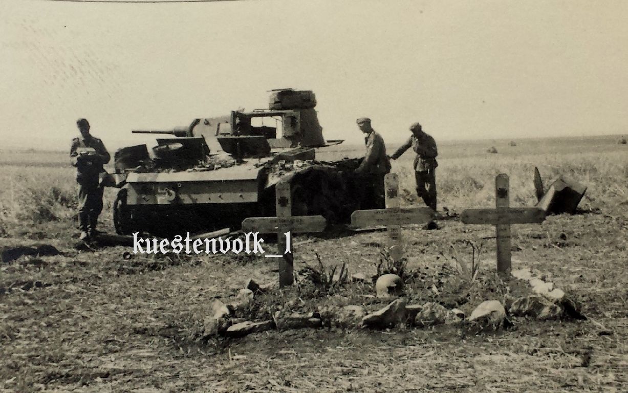 Orig. Foto Soldatengräber zerstörter Panzer Tank