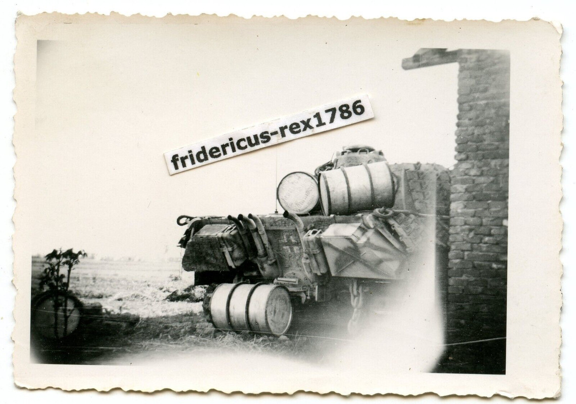 J3 Foto 23 Panzer Div PzKpfw V Panther in Lauerstellung Hausecke HKL camo Fässer (1)