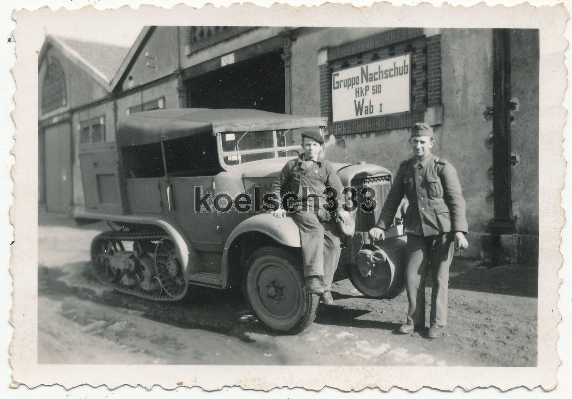Foto französische Unic P 107 Beute Panzer Halbkette am Schild HkP 510 in Orleans