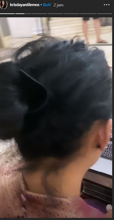 Penampilan rambut Krisdayanti saat ikuti rapat paripurna secara online.
