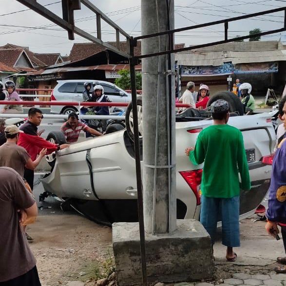 Kecelakaan Rombongan The Panturas, Mobil Terbalik Gara-gara Tabrak Pembatas.