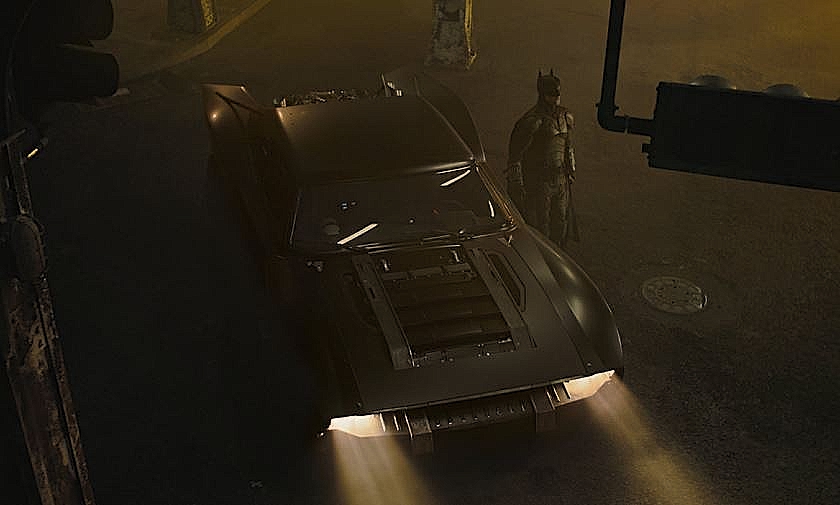 BATMAN-BATMOBILE-FOTOR.jpg