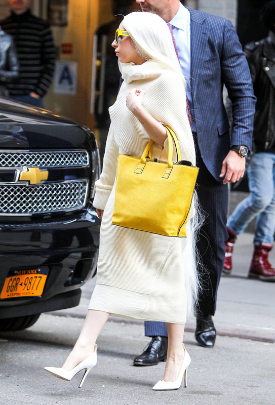 3-24-14-Leaving-her-apartment-in-NYC-001