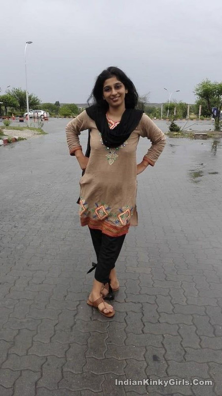 Married-Indian-Hot-Wife-Nude-Photos-Outdoor-_002