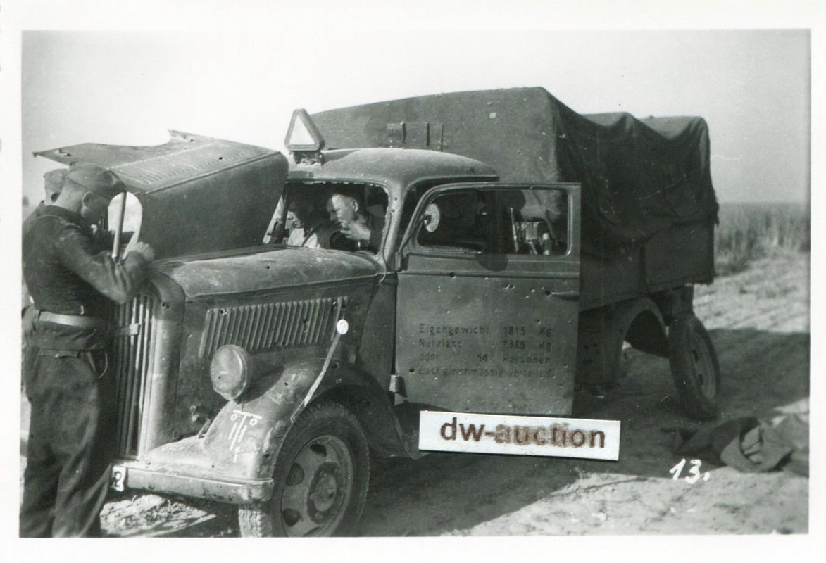 Frankreich , zerstörtes Fahrzeug mit Div. Abzeic
